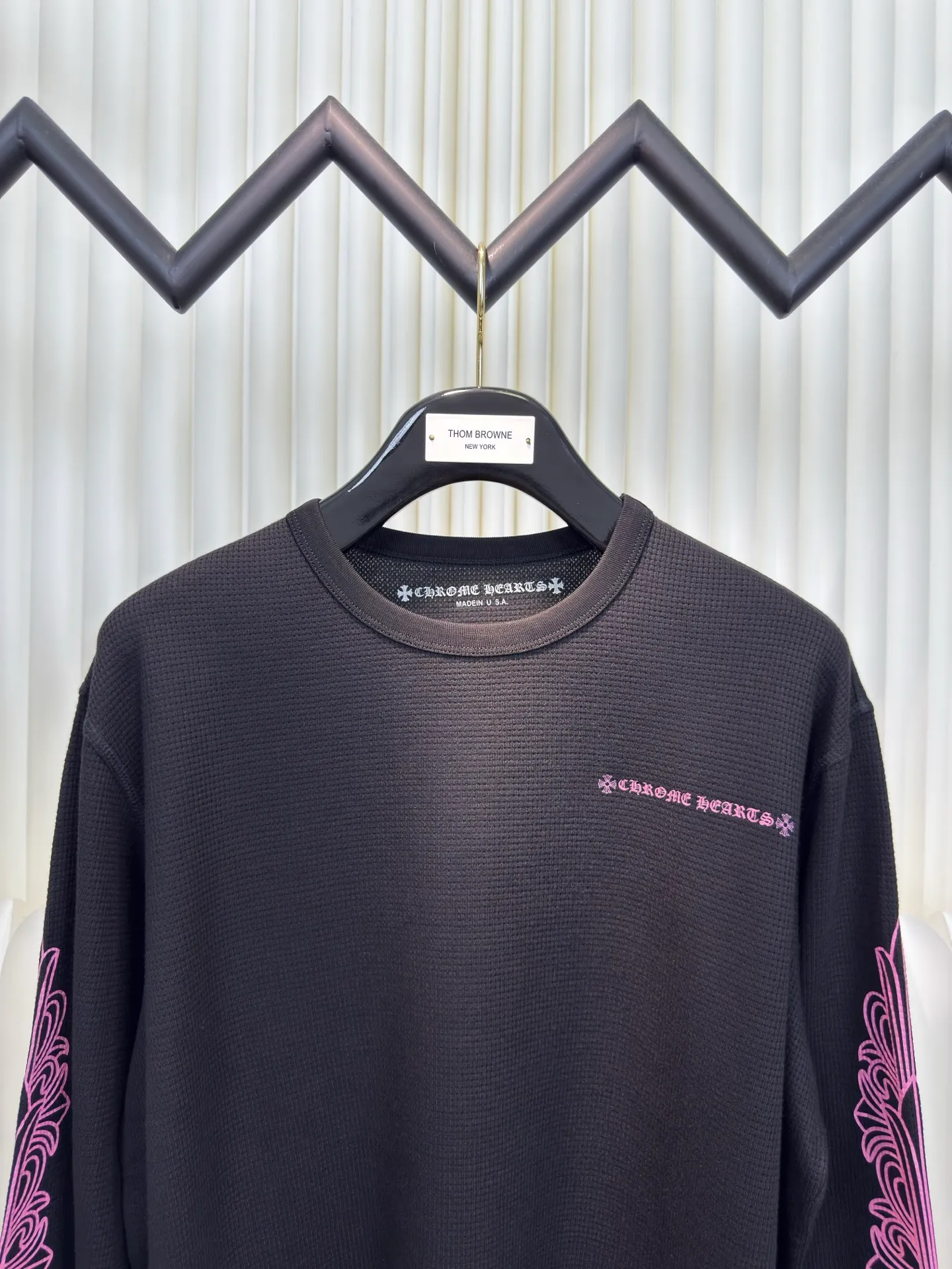 P330 Chrome Heart limited black pink waffle. The fabric is made of 280g cotton waffle double-layer material. The printing is made of high-temperature heat transfer for garments. The embroidery is made of imported Tajima embroidery. Size S M L